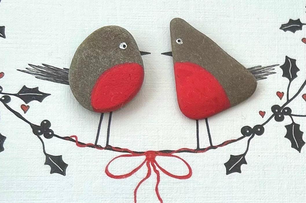 Handmade Pebble Robin Christmas Art – Holly Wreath, UK Artist